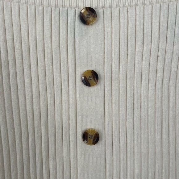 Elegant White Button-Down Skirt - Picture 4 of 9